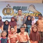 Kapolres Aceh Selatan AKBP T. Ricki Fadlianshah bersama Anggota DPRK Aceh Selatan Syarkawi BA dan warga saat peresmian rumah Mailida yang telah selesai direhab di Gampong Krueng Batu, Kecamatan Kluet Utara, Kamis (8/10/2026). Foto: Dok. Istimewa 