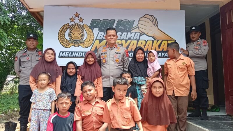 Kapolres Aceh Selatan AKBP T. Ricki Fadlianshah bersama Anggota DPRK Aceh Selatan Syarkawi BA dan warga saat peresmian rumah Mailida yang telah selesai direhab di Gampong Krueng Batu, Kecamatan Kluet Utara, Kamis (8/10/2026). Foto: Dok. Istimewa 