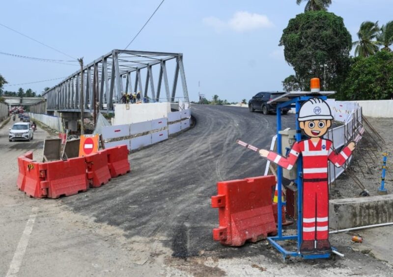 Jembatan rangka baja Teupin Mane di ruas jalan nasional Bireuen–Takengon, Kabupaten Bireuen, yang telah rampung dibangun dan dipersiapkan untuk dibuka secara fungsional pada Jumat (2/10/2026). Foto: Dok. PT PP