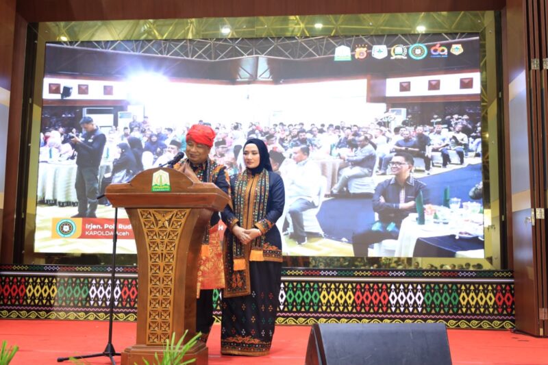 Kapolda Aceh Irjen Pol. Ruddi Setiawan menyampaikan sambutan dalam kegiatan Maulid Nabi Muhammad SAW dan Silaturahmi Akbar IKAGARA di Anjong Mon Mata, Banda Aceh, Sabtu (10/10/2026). Foto: Dok. Istimewa 