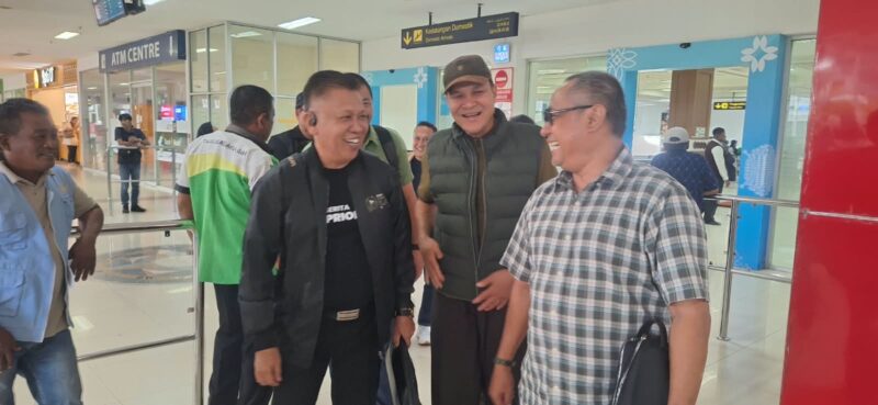 Pengurus Pusat Forum Pimpinan Redaksi Multimedia Indonesia (FPRMI) tiba di Bandara Sultan Iskandar Muda Blang Bintang Aceh Besar, Rabu (14/10/2026). Foto: Dok. Istimewa 