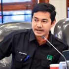 Direktur Umum PERUMDAM Tirta Mountala Aceh Besar T. Abulis Samarkhan, S.T., menyampaikan paparan terkait pembenahan pelayanan dan penanganan pengaduan pelanggan di Aceh Besar, Selasa (6/10/2026). Foto: Dok. Istimewa 