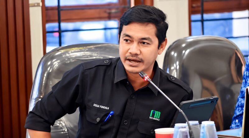 Direktur Umum PERUMDAM Tirta Mountala Aceh Besar T. Abulis Samarkhan, S.T., menyampaikan paparan terkait pembenahan pelayanan dan penanganan pengaduan pelanggan di Aceh Besar, Selasa (6/10/2026). Foto: Dok. Istimewa