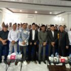 Anggota DPR RI asal Aceh, Nasir Djamil, bersama pimpinan YARA, perwakilan STAI Nusantara Padang Aceh, serta para peserta berfoto bersama usai pembukaan Pendidikan dan Pelatihan (Diklat) Paralegal YARA di Aula STAI Nusantara, Banda Aceh, Jumat (16/10/2026). Foto: Dok. Humas YARA