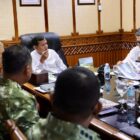 Wakil Gubernur Aceh Fadhlullah (Dek Fadh) mengikuti rapat tindak lanjut hasil rakor penanganan dan pengelolaan daerah aliran sungai secara virtual dari Ruang Rapat Wakil Gubernur Aceh, Jumat (2/10/2026). Foto: Dok. Istimewa