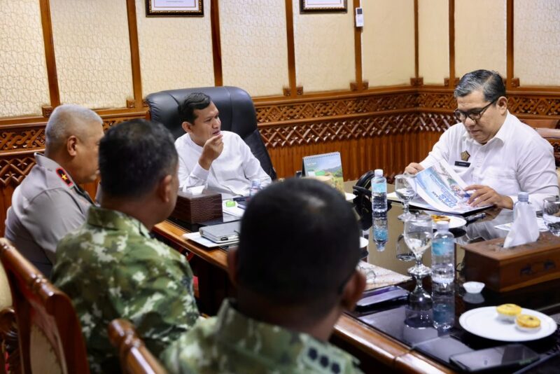 Wakil Gubernur Aceh Fadhlullah (Dek Fadh) mengikuti rapat tindak lanjut hasil rakor penanganan dan pengelolaan daerah aliran sungai secara virtual dari Ruang Rapat Wakil Gubernur Aceh, Jumat (2/10/2026). Foto: Dok. Istimewa 