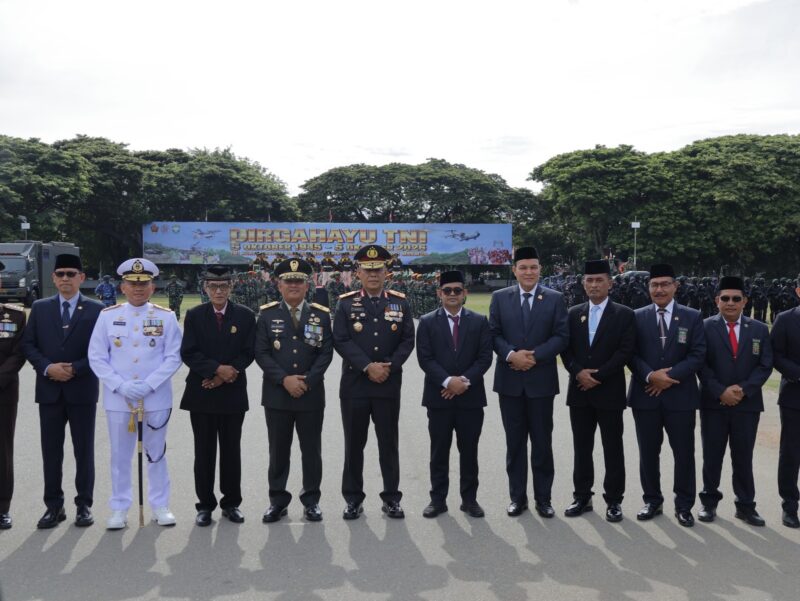 Wakapolda Aceh Brigjen Pol. Ari Wahyu Widodo menghadiri upacara peringatan HUT ke-81 TNI di Lapangan Blang Padang, Kota Banda Aceh, Senin (5/10/2026). Foto: Dok. Istimewa 