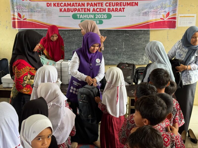 Ketua Posyandu Kabupaten Aceh Barat, Afrinda Novalia, menyerahkan bantuan perlengkapan sekolah kepada siswa terdampak bencana hidrometeorologi di SDN Alue Lhok, Kecamatan Pante Ceureumen, Kamis (29/10/2026). Foto: Dok. Istimewa 