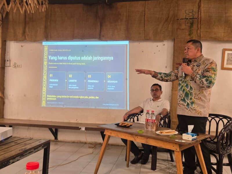 Kepala BNNP Aceh, Dedy Tabrani, didampingi Anggota Komisi III DPR RI, H. T. Ibrahim, dalam temu pers membahas upaya pencegahan dan penanganan narkotika di Aceh, Rabu (28/10/2026). Foto: Dok. Istimewa