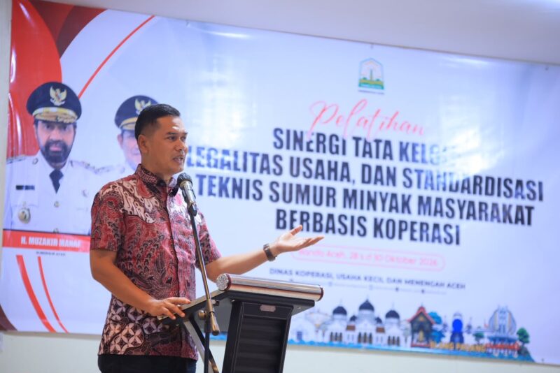M. Nasir menyampaikan materi dalam pelatihan tata kelola, legalitas usaha, dan standardisasi teknis sumur minyak rakyat berbasis koperasi di Banda Aceh, Rabu (28/10/2026). Foto: Dok. Istimewa 