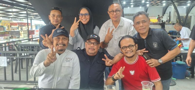 Tim Pemenangan Nasir Nurdin foto bersama dengan Ketua SPS Aceh, Mukhtaruddin Usman; Ketua Asosiasi Media Siber Indonesia (AMSI) Aceh, Aryos Nivada dan Ketua Forum Pimred Multimedia Indonesia-Aceh,
Muhammad Saleh seusai konferensi pers di Posko Pemenangan, REX Premium Peunayong, Banda Aceh, Sabtu (17/10/2026). Foto: Dok. Istimewa 