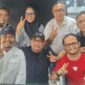 Tim Pemenangan Nasir Nurdin foto bersama dengan Ketua SPS Aceh, Mukhtaruddin Usman; Ketua Asosiasi Media Siber Indonesia (AMSI) Aceh, Aryos Nivada dan Ketua Forum Pimred Multimedia Indonesia-Aceh,
Muhammad Saleh seusai konferensi pers di Posko Pemenangan, REX Premium Peunayong, Banda Aceh, Sabtu (17/10/2026). Foto: Dok. Istimewa 