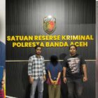 Personel Polresta Banda Aceh mengamankan seorang ART berinisial VRS yang ditetapkan sebagai tersangka dalam kasus dugaan pencurian gelang emas milik majikannya, Kamis (22/10/2026). Foto: Dok. Istimewa 