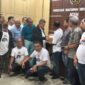 Sayuti Achmad bersama rombongan saat mendaftarkan diri sebagai bakal calon Ketua PWI Aceh dengan membawa berkas dukungan awal dari 15 daerah, Senin (19/10/2026). Foto: Dok. Istimewa 