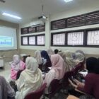 Mahasiswa Program Studi Manajemen Bisnis Syariah UIN Ar-Raniry mengikuti program BI Mengajar yang membahas peran bank sentral, kebijakan ekonomi, serta perkembangan sistem pembayaran digital. Foto: Dok. Istimewa 