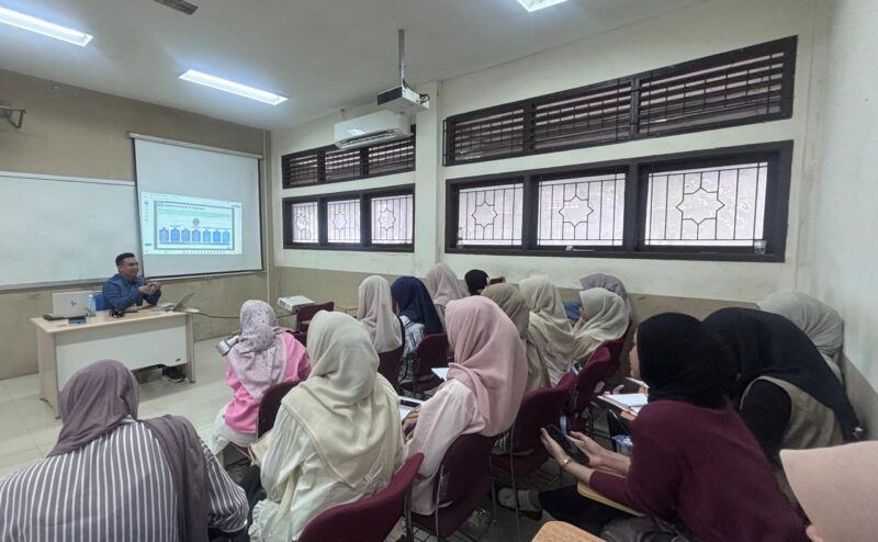 Mahasiswa Program Studi Manajemen Bisnis Syariah UIN Ar-Raniry mengikuti program BI Mengajar yang membahas peran bank sentral, kebijakan ekonomi, serta perkembangan sistem pembayaran digital. Foto: Dok. Istimewa 