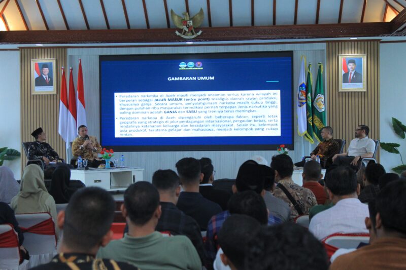 Anggota Komisi III DPR RI, Dr. HM Nasir Djamil, M.Si., menjadi pemateri dalam Sarasehan Penguatan Pencegahan dan Pemberantasan Narkoba bagi Generasi Muda Aceh di Aula Setda Kota Lhokseumawe, Minggu (25/10/2026). Foto: Dok. Humas BNNP Aceh