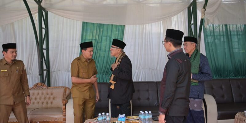 Wakil Gubernur Aceh, H. Fadhlullah, didampingi Kepala Biro Keistimewaan Aceh dan Kesejahteraan Rakyat Setda Aceh, Dr. Drs. Yusrizal, M.Si, saat menghadiri peringatan Maulid Nabi Muhammad SAW 1448 H, di Dayah Terpadu Inshafuddin, Gampong Lambaro Skep, Kec. Kuta Alam, Banda Aceh, Senin (12/10/2026). Foto: Dok. Biro Adpim Setda Aceh 