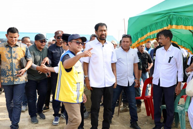 Gubernur Aceh H. Muzakir Manaf didampingi Pj. Sekda Aceh, Taufik, ST, M.Si, Wakil Bupati Aceh Tamiang, Ismail, SE.I, beserta para Kepala SKPA/Biro terkait lainnya, meninjau progres pembangunan penyediaan fasilitas air bersih di kawasan hunian tetap (huntap) bantuan dari Yayasan Buddha Tzu Chi Indonesia, di Aceh Tamiang, Selasa (13/10/2026). Foto: Dok. Biro Adpim Setda Aceh 