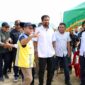 Gubernur Aceh H. Muzakir Manaf didampingi Pj. Sekda Aceh, Taufik, ST, M.Si, Wakil Bupati Aceh Tamiang, Ismail, SE.I, beserta para Kepala SKPA/Biro terkait lainnya, meninjau progres pembangunan penyediaan fasilitas air bersih di kawasan hunian tetap (huntap) bantuan dari Yayasan Buddha Tzu Chi Indonesia, di Aceh Tamiang, Selasa (13/10/2026). Foto: Dok. Biro Adpim Setda Aceh 