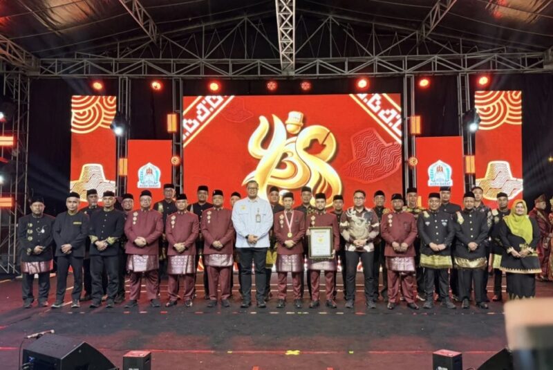 Bupati Aceh Barat Tarmizi bersama Wakil Bupati Said Fadheil dan para tamu undangan berfoto bersama pada penutupan peringatan HUT ke-438 Meulaboh, Minggu (11/10/2026). Foto: Dok. Pemkab Aceh Barat 