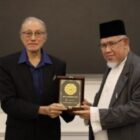 Wali Nanggroe Aceh Tgk. Malik Mahmud Al Haythar bersama Presiden MAPIM Mohd. Azmi bin Abdul Hamid, Jumat (9/10/2026). Foto: Dok. Istimewa