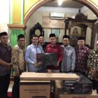 Ketua DPRK Banda Aceh, Irwansyah ST, menyerahkan bantuan perangkat pengeras suara untuk Masjid Al Falah di Gampong Neusu Jaya, Kecamatan Baiturrahman, Banda Aceh, Kamis (15/10/2026) malam. Foto: Dok. Istimewa 