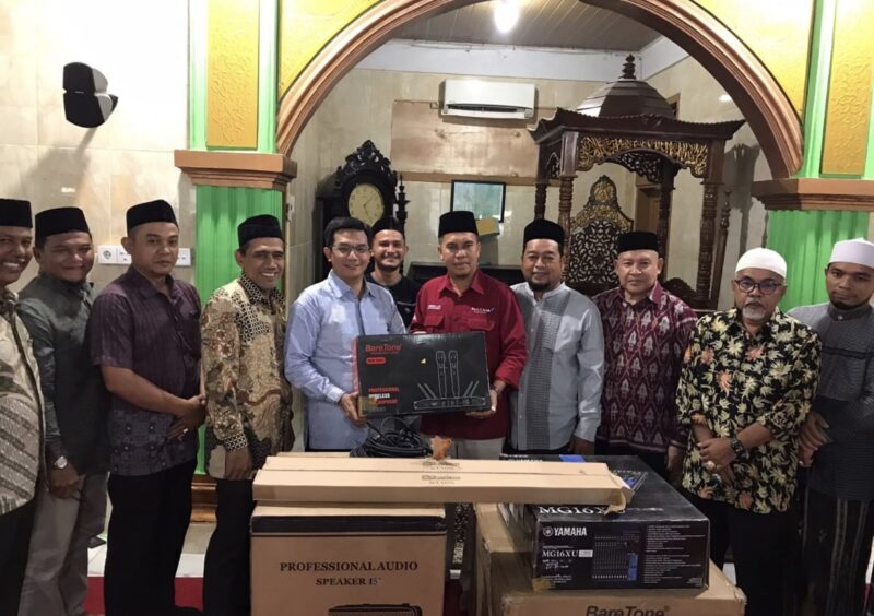Ketua DPRK Banda Aceh, Irwansyah ST, menyerahkan bantuan perangkat pengeras suara untuk Masjid Al Falah di Gampong Neusu Jaya, Kecamatan Baiturrahman, Banda Aceh, Kamis (15/10/2026) malam. Foto: Dok. Istimewa 
