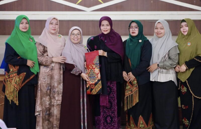 Bunda PAUD kecamatan dan gampong di Kabupaten Aceh Barat mengikuti kegiatan pembinaan di Gedung B Dinas Pendidikan Aceh Barat, Selasa (13/10/2026). Foto: Dok. Pemkab Aceh Barat