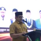 Pj. Sekda Aceh, Taufik, ST, M.Si, saat menyampaikan sambutan Gubernur Aceh pada Rapat Kerja Nasional (Rakernas) BEM SI XX Aceh, di Auditorium Prof. Ali Hasymi UIN Ar-Raniry, Banda Aceh, Senin, (19/10/2026). Foto: Dok. Biro Adpim Setda Aceh 
