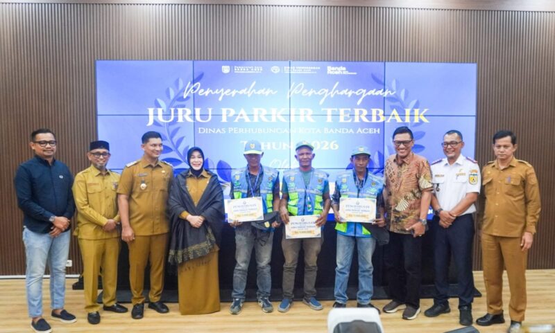 Wali Kota Banda Aceh, Illiza Sa'aduddin Djamal dan Wakil Wali Kota Afdhal Khalilullah melakukan foto bersama tiga orang juru parkir yang mendapatkan penghargaan terbaik dari Dinas Perhubungan Kota Banda, Senin (26/10/2026). Foto: Dok. Diskominfo Kota Banda Aceh