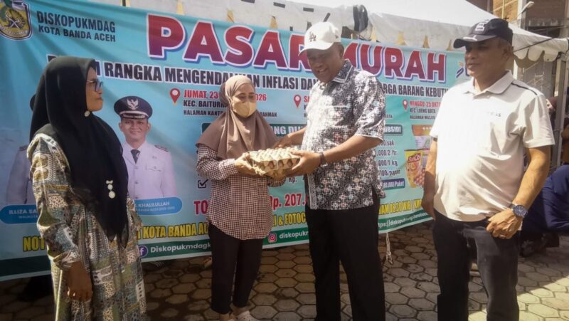 Antusias warga kecamatan Lueng Bata Kota Banda Aceh pada pelaksanaan Pasar Murah yang dilaksanakan oleh Pemko Banda Aceh. Mesjid Jamik Lueng Bata, Minggu (25/10/2026). Foto: Dok. Diskominfo Kota Banda Aceh