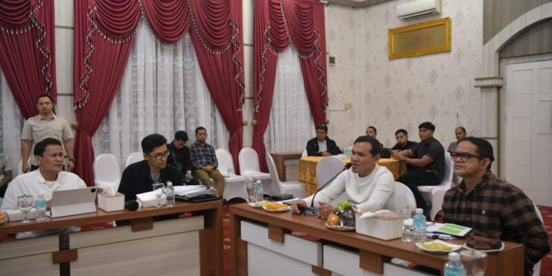 Wakil Gubernur Aceh H. Fadhlullah didampingi Pj. Sekda Aceh, Taufik, ST, M.Si, Asisten Pemerintahan, Keistimewaan Aceh dan Kesejahteraan Rakyat Sekda Aceh, Drs. Syakir, M.Si, saat menggelar rapat pembahasan perubahan UU No.11 Tahun 2006 tentang Pemerintahan Aceh (UUPA) bersama para Kepala SKPA/Biro terkait, di Aula Rumah Dinas Wakil Gubernur Aceh, Banda Aceh, Minggu (25/10/2026). Foto: Dok. Biro Adpim Setda Aceh