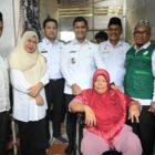 Wakil Wali Kota Banda Aceh Afdhal Khalilullah menyerahkan bantuan kursi roda kepada warga Kecamatan Lueng Bata, Banda Aceh, Rabu (28/10/2026). Foto: Dok. Diskominfo Kota Banda Aceh