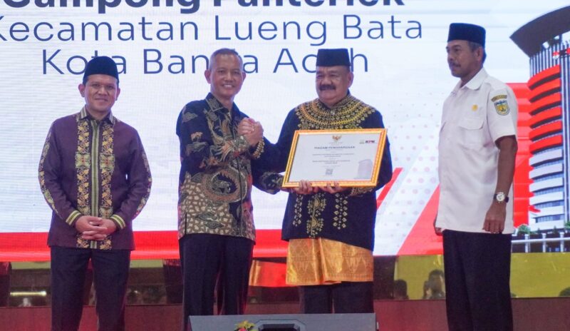 Keuchik Gampong Panteriek Munawar menerima penghargaan desa percontohan antikorupsi 2026 dari Wakil Ketua KPK Ibnu Basuki Widodo, disaksikan Wakil Gubernur Aceh Fadhlullah, di Anjong Mon Mata, Banda Aceh, Rabu (21/10/2026). Foto: Dok. Diskominfo Kota Banda Aceh