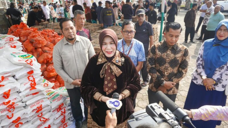 Illiza Sa’aduddin Djamal mengajak masyarakat memanfaatkan pekarangan rumah untuk menanam cabai dan sayuran guna mendukung ketahanan pangan keluarga. Foto: Dok. Diskominfo Kota Banda Aceh