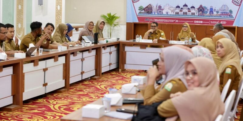 Pj. Sekda Aceh, Taufik, ST, M.Si, didampingi Kepala Dinas Pemberdayaan Perempuan dan Perlindungan Anak (DP3A) Aceh, Meutia Juliana, S.STP M.Si, memberikan sambutan serta arahan pada kegiatan Verifikasi Lapangan Evaluasi Pengarusutamaan Gender (PUG) yang diselenggarakan oleh DP3A Aceh, di Ruang Rapat Potensi Daerah I Setda Aceh, Banda Aceh, Senin (26/10/2026). Foto: Dok. Biro Adpim Setda Aceh 
