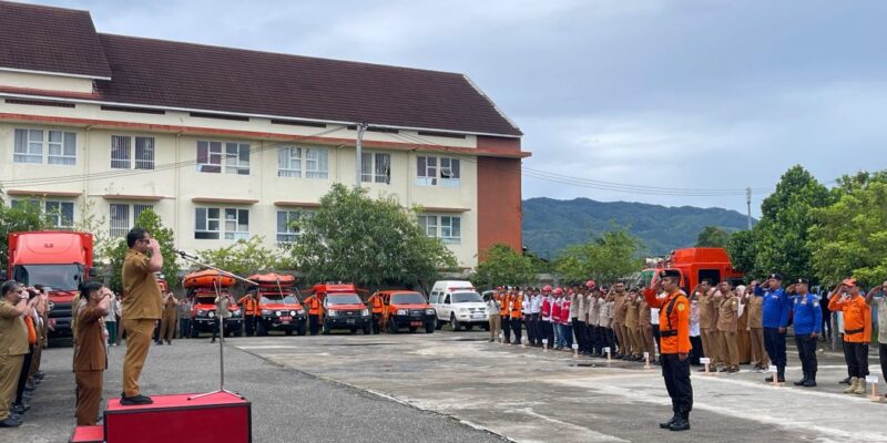 Pj. Sekda Aceh, Taufik, ST, M.Si, saat memimpin Apel Gelar Pasukan Kesiapsiagaan Bencana di Aceh yang diikuti para Kepala SKPA/Biro/Instansi dan organisasi terkait, yang diselenggarakan Badan Penanggulangan Bencana Aceh (BPBA) di halaman Gudang BPBA, Banda Aceh, Senin (26/10/2026). Foto: Dok. Biro Adpim Setda Aceh