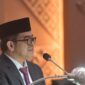 Pj. Sekda Aceh, Taufik, ST, M.Si, mewakili Gubernur Aceh Muzakir Manaf saat menyampaikan Nota Keuangan dan Rancangan Qanun Aceh tentang Anggaran Pendapatan dan Belanja Aceh (APBA) Tahun Anggaran 2027 dalam Rapat Paripurna Dewan Perwakilan Rakyat Aceh (DPRA), Senin (26/10/2026). Foto: Dok. Biro Adpim Setda Aceh 