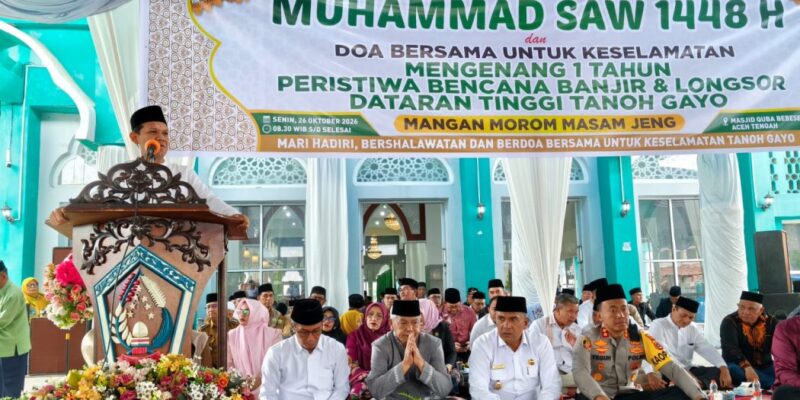 Wakil Gubernur Aceh H. Fadhlullah didampingi Direktur Intelkam Polda Aceh, Kombes Pol Said Anna Fauza, S.I.K., MM, MH, Karo Adpim Setda Aceh, Akkar Arafat, S.STP, M.Si, saat memberi sambutan pada acara Maulid Nabi Muhammad SAW 1448 H serta Doa Bersama untuk Keselamatan Mengenang 1 Tahun Peristiwa Bencana Banjir & Longsor Daratan Tinggi Gayo, yang turut dihadiri Bupati Aceh Tengah, Drs. Haili Yoga, M.Si, beserta Wakil Bupati Aceh Tengah, Muchsin Hasan, M.Sp, Wakil Bupati Bener Meriah, Ir. H. Armia, dan Jajaran Forkopimda Aceh Tengah lainnya, di Masjid Quba Bebesen Kab. Aceh Tengah, Senin (26/10/2026). Foto: Dok. Biro Adpim Setda Aceh