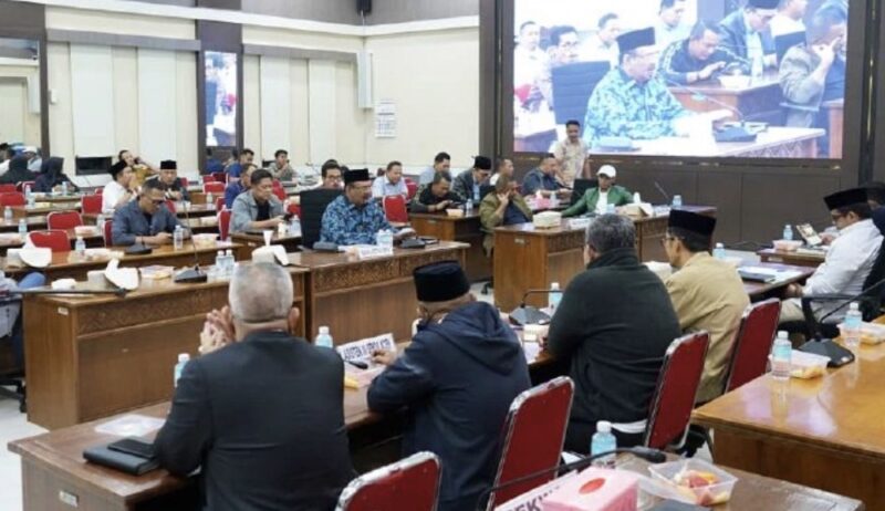 Badan Anggaran DPRA bersama Tim Anggaran Pemerintah Aceh melanjutkan pembahasan Nota Keuangan dan Rancangan Qanun APBA Tahun Anggaran 2027 di Ruang Serbaguna DPRA, Banda Aceh, Senin (26/10/2026). Foto: Dok. DPRA