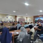 Para kepala OPD, Camat dan tamu undangan lainnya mengikut rapat koordinasi dalam rangka persiapan penilaian Adipura 2026. Rapat dipimpin oleh Asisten Pemerintahan, Keistimewaan dan Kesejahteraan Rakyat di Balai Keurukon, Jumat (30/10/2026). Foto: Dok. Diskominfo Kota Banda Aceh