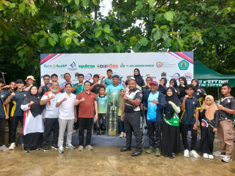 Ketua DPRK Banda Aceh, Irwansyah ST, berfoto bersama para peserta dan peraih juara setelah menyerahkan hadiah pada Koetaradja Archery Championship IV/2026 di Lapangan Panahan Kompleks Stadion Harapan Bangsa, Banda Aceh, Minggu (25/10/2026). Foto: Dok. DPRK Banda Aceh