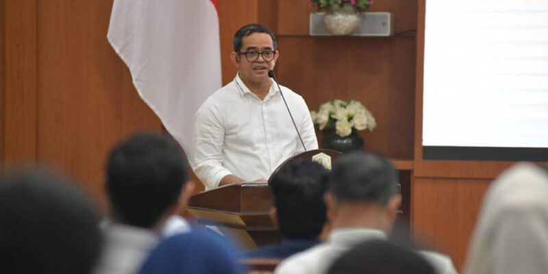Pj. Sekda Aceh, Taufik, ST, M.Si, saat menyampaikan sambutan pada Sosialisasi dan Peluncuran Awal Program Partisipasi (Indonesia Democratic Participation) di Gedung Serba Guna Setda Aceh, Banda Aceh, Jum'at, (30/10/2026). Foto: Dok. Biro Adpim Setda Aceh 