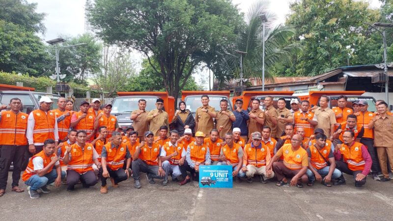 Wali Kota Banda Aceh Illiza Sa’aduddin Djamal bersama jajaran DLHK3 dan petugas kebersihan berfoto bersama usai penyerahan 18 armada pengangkut sampah di Taman Putroe Phang, Selasa (27/10/2026). Foto: Dok. Diskominfo Kota Banda Aceh