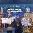 Wali Kota Banda Aceh Illiza Sa’aduddin Djamal menyerahkan piagam penghargaan kepada Agam Riffad Syabil dan Inong Meutya Azzahra yang dinobatkan sebagai Duta Wisata Kota Banda Aceh 2026, Rabu (28/10/2026). Foto: Dok. Diskominfo Kota Banda Aceh