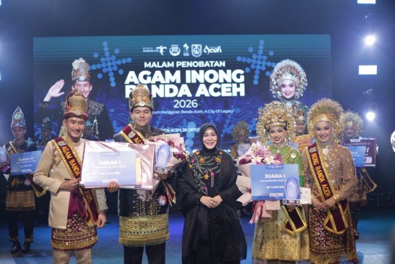 Wali Kota Banda Aceh Illiza Sa’aduddin Djamal menyerahkan piagam penghargaan kepada Agam Riffad Syabil dan Inong Meutya Azzahra yang dinobatkan sebagai Duta Wisata Kota Banda Aceh 2026, Rabu (28/10/2026). Foto: Dok. Diskominfo Kota Banda Aceh
