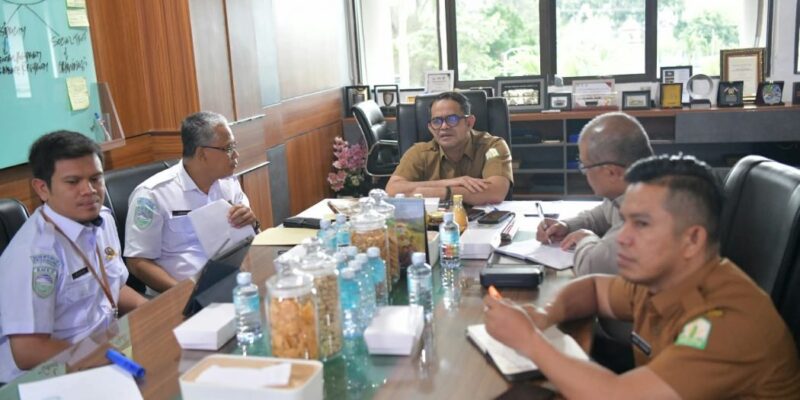 Plt. Sekda Aceh, Taufik ST, M.Si, didampingi para Kepala SKPA/Biro terkait saat menerima audiensi Kepala Stasiun Meteorologi Kelas I Sultan Iskandar Muda (SIM) Banda Aceh, Cucu Kusmayancu, S.Kom, beserta jajaran di Ruang Kerja Sekda Aceh, Banda Aceh, Senin, (28/9/2026). Foto: Dok. Biro Adpim Setda Aceh 