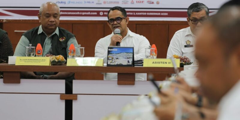 Plt. Sekda Aceh, Taufik, ST, M.Si, didampingi Asisten Perekonomian dan Pembangunan Sekda Aceh, Ir. T. Robby Irza, S.SiT, MT, saat menggelar Diskusi Perkembangan Rehabililitasi dan Rekontruksi Pascabencana Aceh bersama Tim Satgas Bencana Pusat Wilayah Sumatera dan para Kepala SKPA/Biro terkait, di Ruang Potda I Setda Aceh, Banda Aceh, Rabu, (30/9/2026). Foto: Dok. Biro Adpim Setda Aceh 