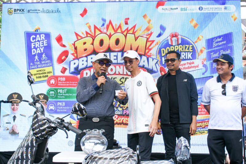 Sekdako Banda Aceh Jalaluddin membuka program Boom PBB-P2 Meledak Diskonnya yang digelar BPKK Banda Aceh dalam kegiatan Car Free Day di Jalan Tgk. Mohd. Daud Beureueh, Minggu (27/9/2026). Foto: Dok. Prokopim Kota Banda Aceh
